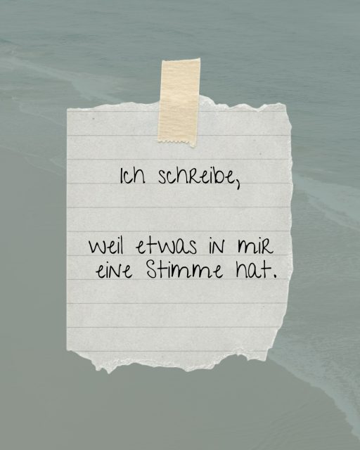 Ich sitze oft einfach da
und schreibe.

Ohne Plan.
Ohne Ziel.

Und dann passiert etwas.

Ein Satz taucht auf.
Dann noch einer.

Und plötzlich ergibt alles Sinn,
was vorher nur Gefühl war.

Ich glaube,
Schreiben ist wie nach Hause kommen.

Leise.
Ehrlich.
Ganz nah.

Vielleicht kennst du das auch.

#schreibenhilft
#gedankenaufschreiben
#writingjourney
#leisegedanken
#kreativsein