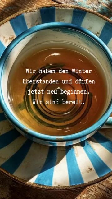 Der Winter war lang. Dunkel. Zäh.
Innen wie Außen.
Aber wir sind da.
Verändert. Anders als vorher.
Aber da. Und das zählt.
Jetzt kommt der Frühling.
Als Möglichkeit. Als Raum.
Einfach, weil die Zeit weitergeht.
Und wir gehen mit.
Weil wir können.
Weil wir bereit sind, uns wieder zu spüren.
Weil Neuanfang manchmal nur heißt: die Tür aufmachen und rausgehen.
Der Winter ist vorbei.
Wir dürfen jetzt leichter werden.
Heute also Tee in der Frühlingssonne 
und die warme Luft auf der Haut.

#neuanfang #frühling #veränderung #aufbruch #bereit