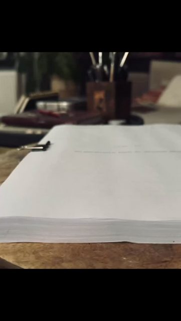 Drei Jahre. Nachdenken. Ideen sammeln. Falsch abbiegen. Schreiben.
Und dann halte ich es in den Händen.
Jede Geschichte braucht ihre Zeit. Aber irgendwann kommt der Moment, wo sie raus will. Wo sie bereit ist.

Das ich wieder schreibe verdanke ich auch meinem Weg mit Bewusstseinscoaching. Manchmal biegt man falsch ab und kommt allein nicht wieder auf den Weg zurück. 

Deshalb Danke an alle, die mich da durch begleitet haben.

Vielleicht ist das bei dir auch gerade so. 🧡

#deinestory #autorinnen #manuskript #mindcleanse #writeyourstory