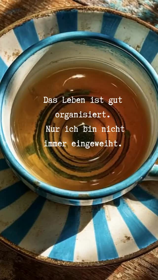 Manchmal sitze ich da,
mit Tee in der Hand und großen Plänen im Kopf, und das Leben so:
„Interessant. Wir machen heute was anderes.“
Ich nicke verständnisvoll.
Es hilft ja nichts.
Also bleibe ich sitzen,
wirke beschäftigt,
und warte darauf,
dass der Tag sich selbst erklärt.

Und irgendwie…
macht er das dann auch.

Schönes Wochenende und bleibt gelassen. 

#selfgrowth
#innerpeace
#alltagspoetik
#lifequotes
#wildklar